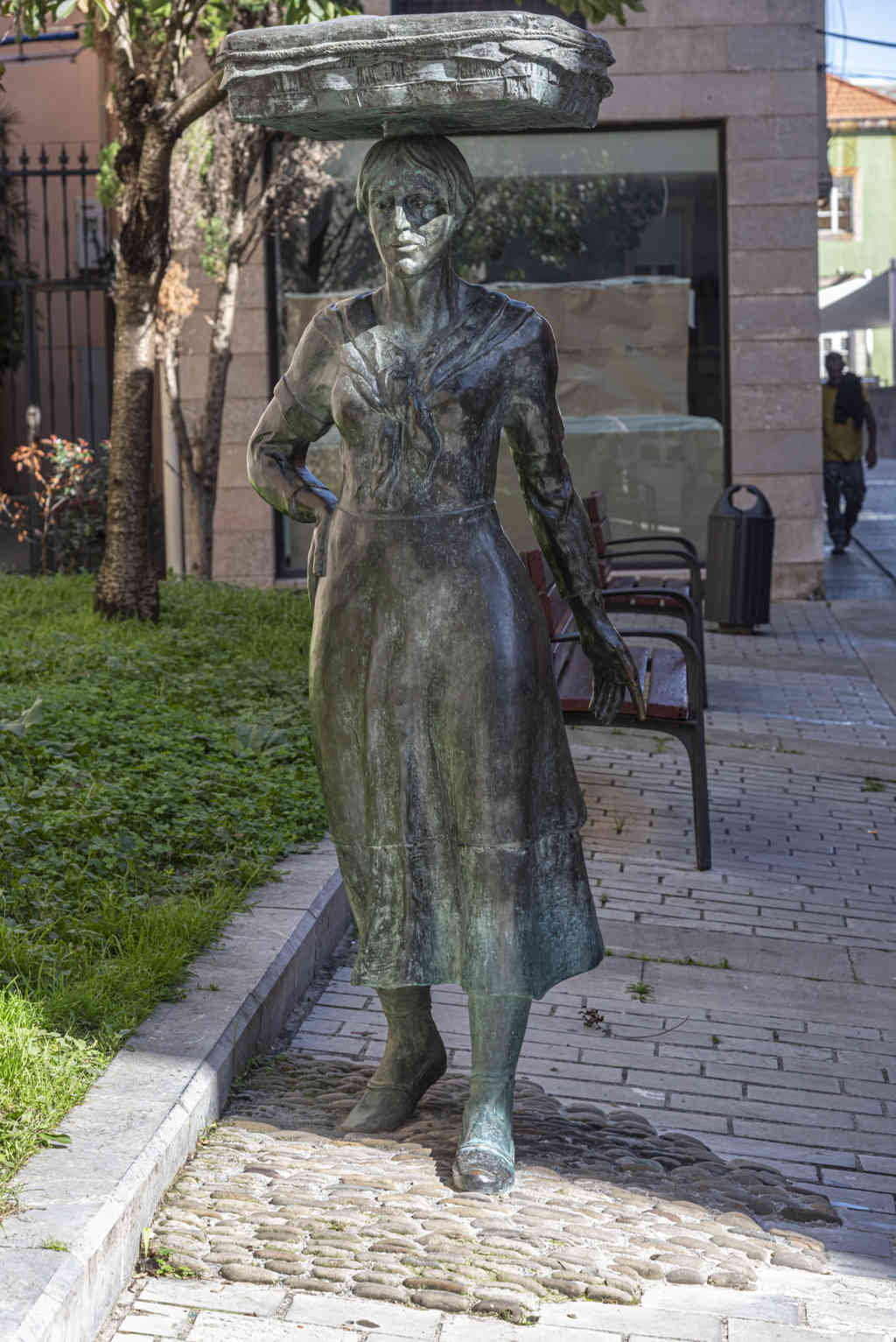 Vizcaya - Bermeo 30 - escultura Campesina Camino del Mercado.jpg